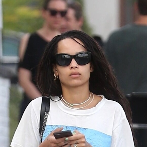 Exclusif - Zoe Kravitz porte fièrement sa bague de fiançailles en balade dans les rues de West Hollywood. Le 29 octobre 2018