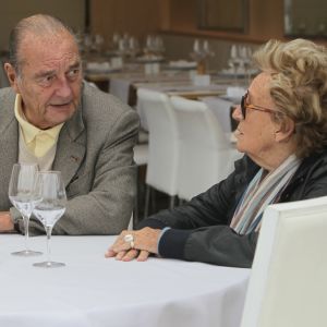 Jacques Chirac deguste des crevettes avec sa femme Bernadette, Maryvonne Pinault et un ami au restaurant Le Girelier a Saint Tropez le 4 octobre 2013.