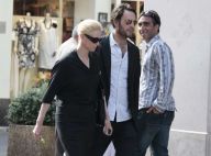 Tilda Swinton se promène avec son amant... main dans la main ! Et son mari n'est pas là !