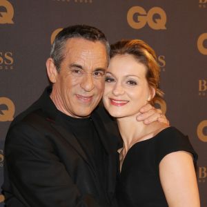 Thierry Ardisson et sa femme Audrey Crespo-Mara - Photocall de la cérémonie des "GQ 2015, Les Hommes de l'Année" au Shangri-La Hotel à Paris, le 25 janvier 2016. © Denis Guignebourg/Bestimage