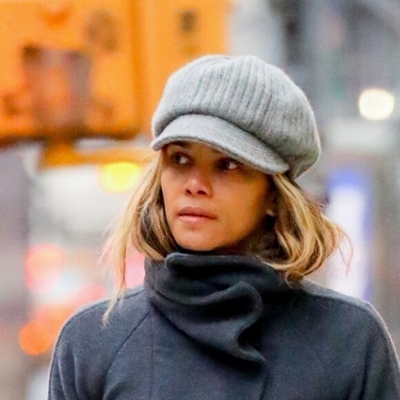 Exclusif - Halle Berry est allée faire des courses chez Duane Reade drugstore dans le quartier de Manhattan à New York, le 1er mars 2019