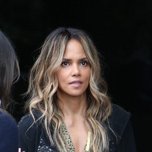 Exclusif - Halle Berry porte des cuissardes noires à son arrivée à l'hôtel à West Hollywood, le 20 février 2019