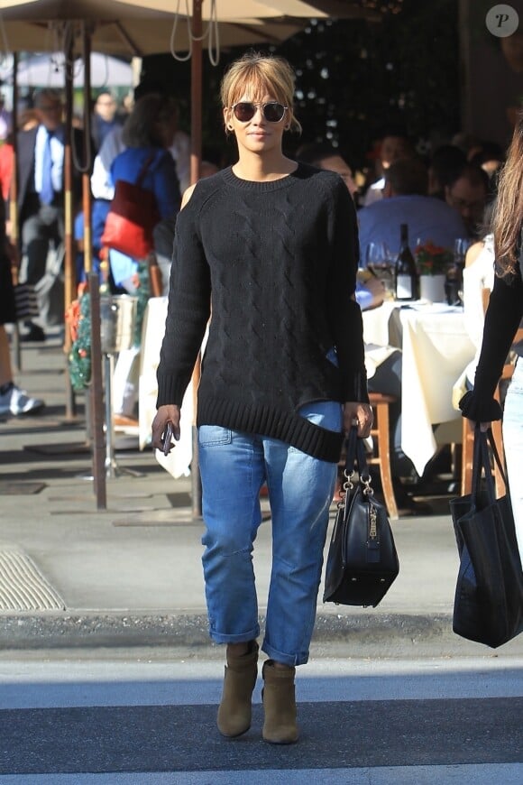 Exclusif - Halle Berry fait du shopping avec une amie à Beverly Hills le 21 décembre 2018.