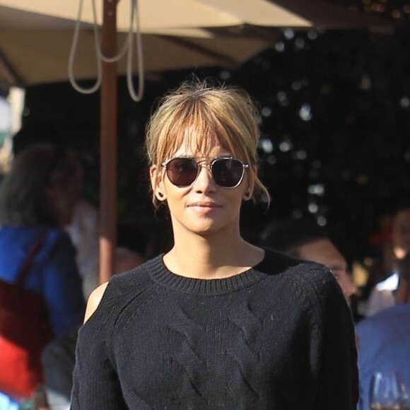 Exclusif - Halle Berry fait du shopping avec une amie à Beverly Hills le 21 décembre 2018.