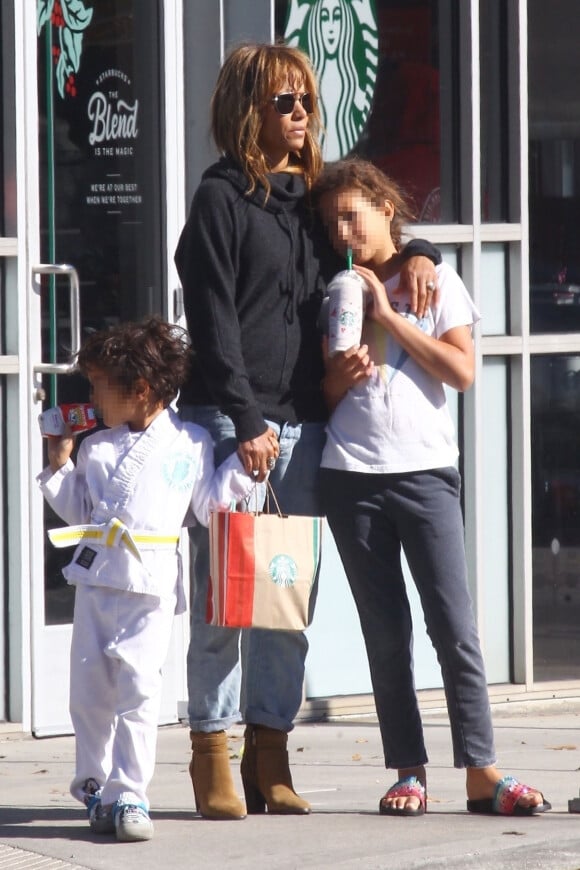 Halle Berry est allée faire du shopping avec ses enfants Nahla et Maceo à Beverly Hills, Los Angeles, le 2 décembre 2018.