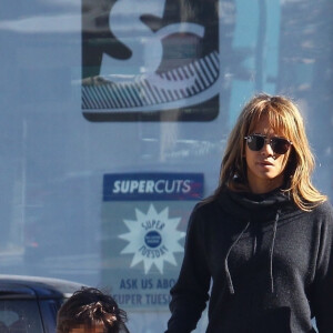 Halle Berry est allée faire du shopping avec ses enfants Nahla et Maceo à Beverly Hills, Los Angeles, le 2 décembre 2018.