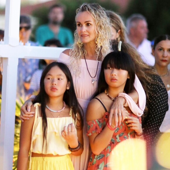 Semi-Exclusif - Laeticia Hallyday et ses filles Joy et Jade - Veillée au cimetière de Lorient, pour le premier anniversaire de la mort de Johnny Hallyday, à Saint-Barthélemy. Le 5 décembre 2018 © Dominique Jacovides / Bestimage