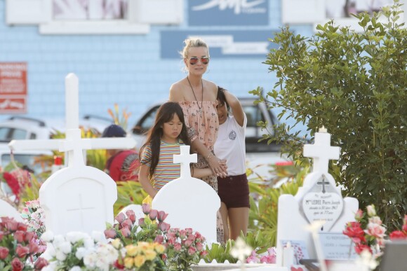 Laeticia Hallyday, ses filles Jade et Joy sont allées se recueillir sur la tombe de J.Hallyday au cimetière marin de Lorient à Saint-Barthélemy, Antilles françaises, France, le 19 avril 2018.