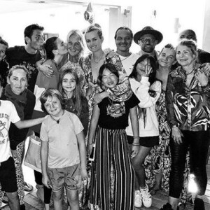 Liliane Jossua publie une photo de groupe avec Laeticia Hallyday avec ses deux filles Jade et Joy et sa mère Françoise Thibault. Instagram, le 28 février 2019.