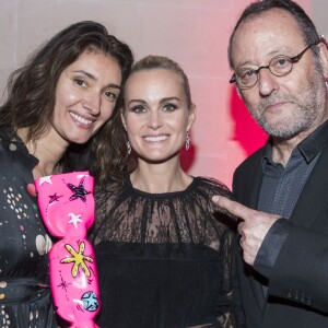 Exclusif - Laeticia Hallyday ("Femme de Coeur 2017" par Clarins pour son engagement humanitaire) entre Jean Reno et sa femme Zofia Borucka - Le Prix Clarins pour l'enfance fête ses 20 ans et récompense sa nouvelle femme de coeur L.Hallyday pour son association La Bonne Étoile à l'hôtel Salomon de Rothschild à Paris, France, le 14 mars 2017. © Borde-Jacovides/Bestimage