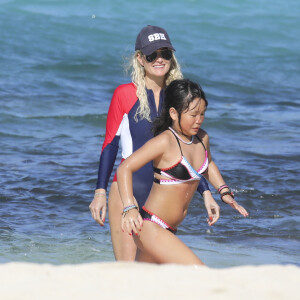 Exclusif - Laeticia Hallyday et sa fille Joy - Jade et Joy Hallyday prennent leur première leçon de surf sur la plage de Lorient avec leur mère Laeticia à Saint-Barthélemy, le 18 février 2019.