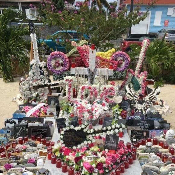 Tombe de Johnny Hallyday au petit cimetière marin de Lorient, à Saint-Barthélemy, le 6 mars 2019.