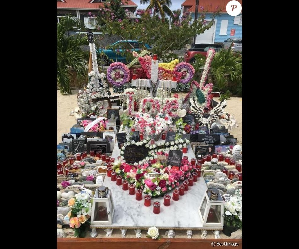 Tombe De Johnny Hallyday Au Petit Cimetiere Marin De Lorient A Saint Barthelemy Le 6 Mars 2019 Purepeople