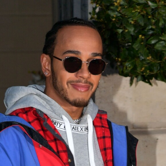 Lewis Hamilton à la sortie de l'hôtel Ritz lors de la fashion week à Paris, le 2 mars 2019.