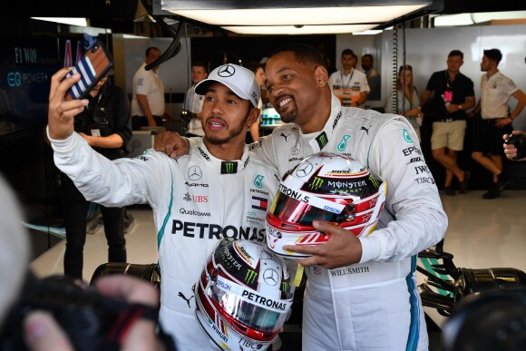L'acteur américain Will Smith et le pilote britannique Lewis Hamilton posent ensemble dans les paddocks lors du Grand Prix d'Abu Dhabi, Emirats arabes Unis, le 25 novembre 2018.