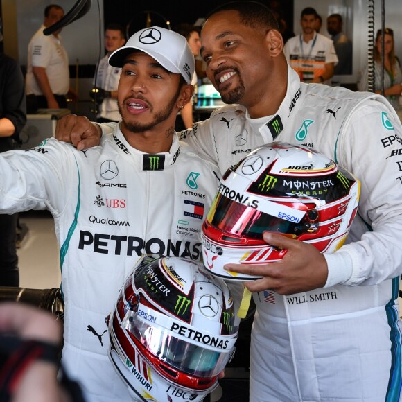 L'acteur américain Will Smith et le pilote britannique Lewis Hamilton posent ensemble dans les paddocks lors du Grand Prix d'Abu Dhabi, Emirats arabes Unis, le 25 novembre 2018.