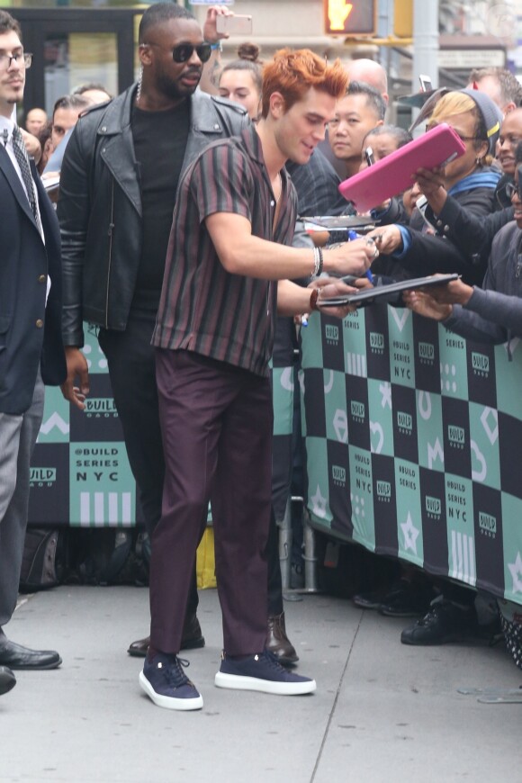 KJ Apa arrive au bâtiment AOL à New York, le 8 octobre 2018.