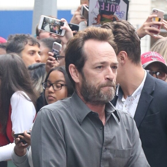 Luke Perry arrive au bâtiment AOL à New York, le 8 octobre 2018.