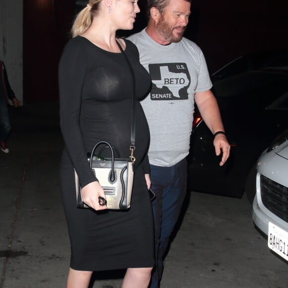 Exclusif - Kate Upton, enceinte, quitte le theâtre Largo à Hollywood le 27 septembre 2018.