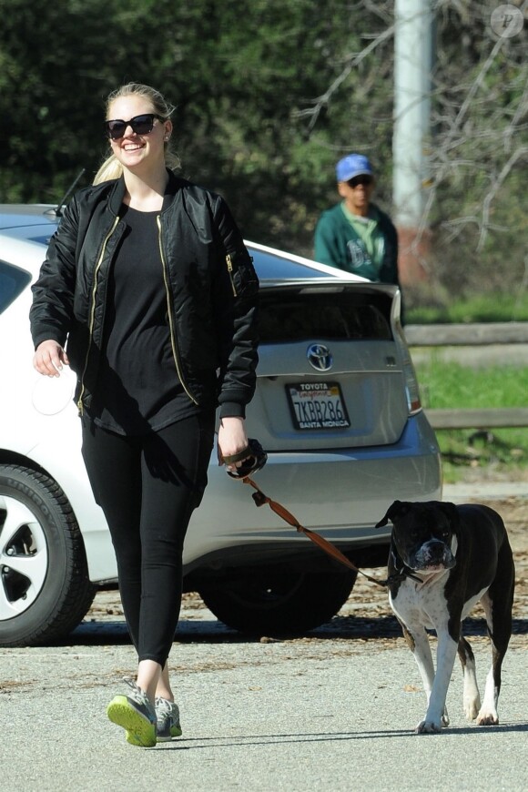 Exclusif - Kate Upton promène son chien à Beverly Hills le 7 février 2019.