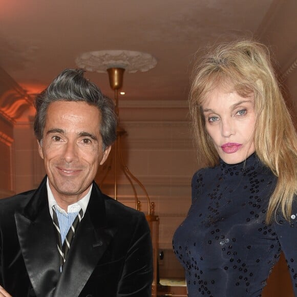 Vincent Darré et Arielle Dombasle - 3e Gala caritatif des "Stéthos d'Or" qui récompensent les artistes qui contribuent au bien-être de tous, organisé par la Fondation pour la Recherche en Physiologie au George V à Paris, le 11 mars 2019. © Coadic Guirec/Bestimage