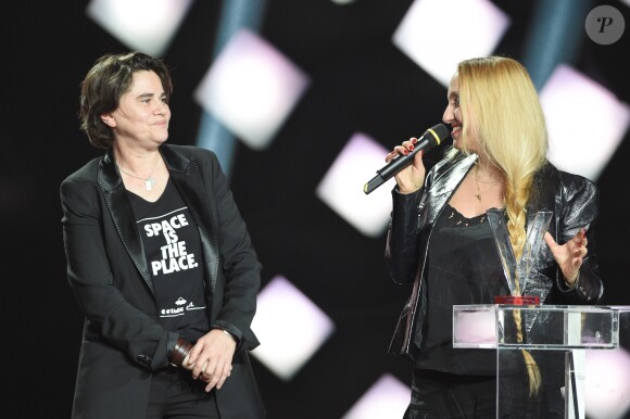 Chloé Mons et Edith Fambuena reçoivent la Victoire de l'Album de chansons pour "En amont" d'Alain Bahsung - 34e Victoires de la musique à la Seine Musicale le 8 février 2019. © Coadic Guirec / Bestimage