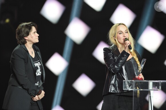 Chloé Mons et Edith Fambuena reçoivent la Victoire de l'Album de chansons pour "En amont" d'Alain Bahsung - 34e Victoires de la musique à la Seine Musicale le 8 février 2019. © Coadic Guirec / Bestimage