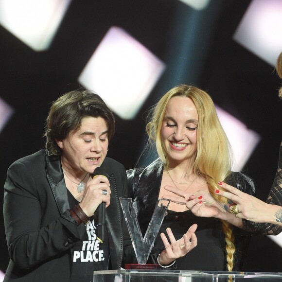 Chloé Mons et Edith Fambuena reçoivent la Victoire de l'Album de chansons pour "En amont" d'Alain Bahsung - 34e Victoires de la musique à la Seine Musicale le 8 février 2019. © Coadic Guirec / Bestimage