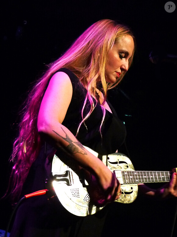 Chloe Mons en concert au Zèbre Belleville à Paris, le 8 novembre 2013.