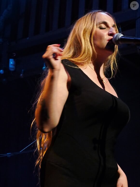 Chloe Mons en concert au Zèbre Belleville à Paris, le 8 novembre 2013.