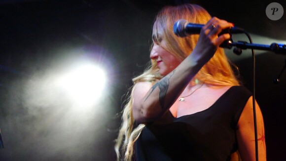 Chloe Mons en concert au Zèbre Belleville à Paris, le 8 novembre 2013.