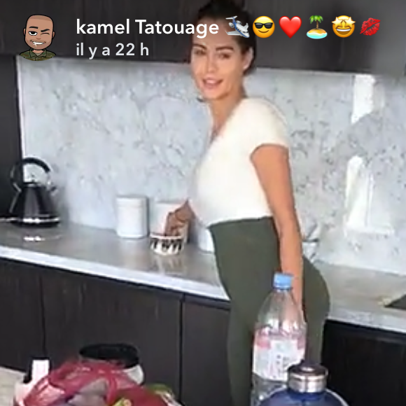 Nabilla dévoile son tout petit baby bump. Mars 2019.