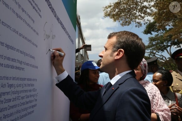 (Signature d'une charte après le One Planet Summit) le président Emmanuel Macron lors du sommet One Planet, Africa Pledge, l'engagement de l'Afrique à Nairobi le 14 mars 2019. © Dominique Jacovides / Bestimage