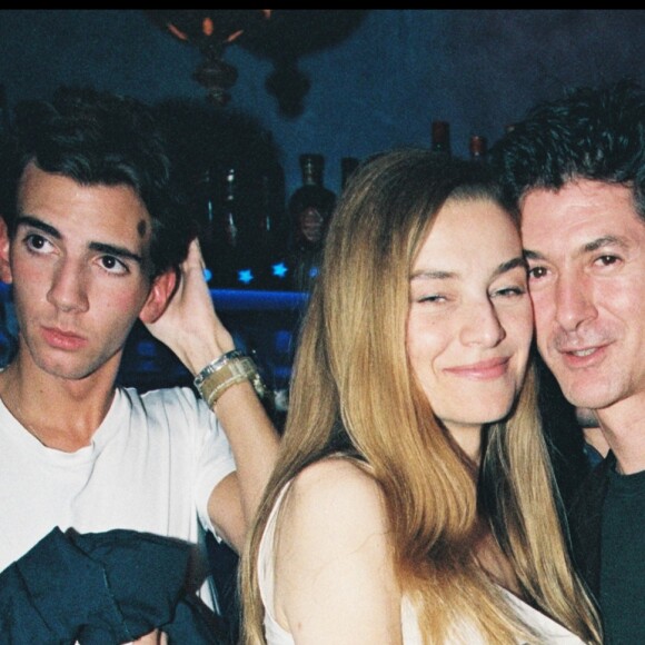 Elli Medeiros et Etienne Daho en club à Paris, le 25 septembre 1998. 