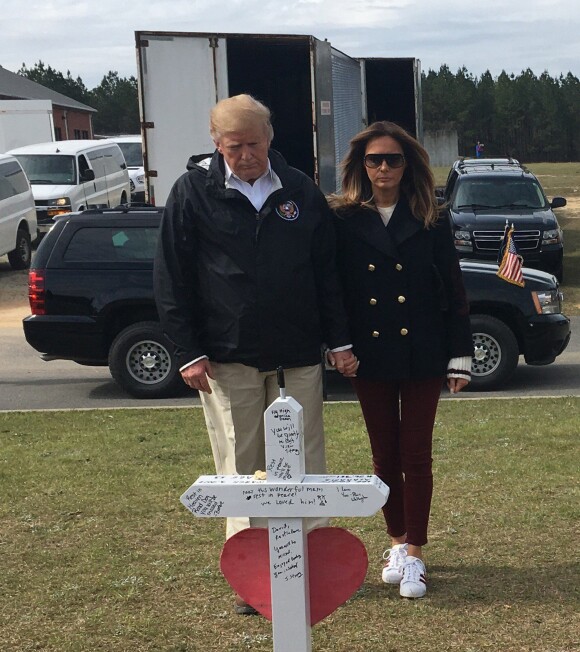 Le président des États-Unis, Donald Trump et la première dame Melania Trump rendent hommage aux 23 personnes décédées suite à la tornade à Opelika en Alabama le mars 2019.