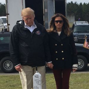 Le président des États-Unis, Donald Trump et la première dame Melania Trump rendent hommage aux 23 personnes décédées suite à la tornade à Opelika en Alabama le mars 2019.