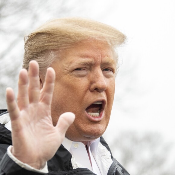 Le président des États-Unis, Donald Trump parle à la presse avant de quitter la maison blanche en hélicoptère avec sa femme Melania et son fils Barron pour se rendre en Alabama pour constater les dégâts causés par les tornades plus tôt dans la semaine le 8 mars 2019.