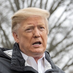 Le président des États-Unis, Donald Trump parle à la presse avant de quitter la maison blanche en hélicoptère avec sa femme Melania et son fils Barron pour se rendre en Alabama pour constater les dégâts causés par les tornades plus tôt dans la semaine le 8 mars 2019.