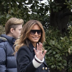 Le président des États-Unis, Donald Trump avec sa femme Melania et son fils Barron pour se rendre en Alabama pour constater les dégâts causés par les tornades plus tôt dans la semaine le 8 mars 2019.