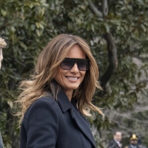 Le président des États-Unis, Donald Trump avec sa femme Melania et son fils Barron pour se rendre en Alabama pour constater les dégâts causés par les tornades plus tôt dans la semaine le 8 mars 2019.