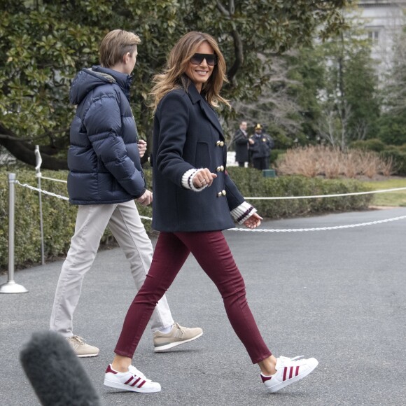 Le président des États-Unis, Donald Trump avec sa femme Melania et son fils Barron pour se rendre en Alabama pour constater les dégâts causés par les tornades plus tôt dans la semaine le 8 mars 2019.