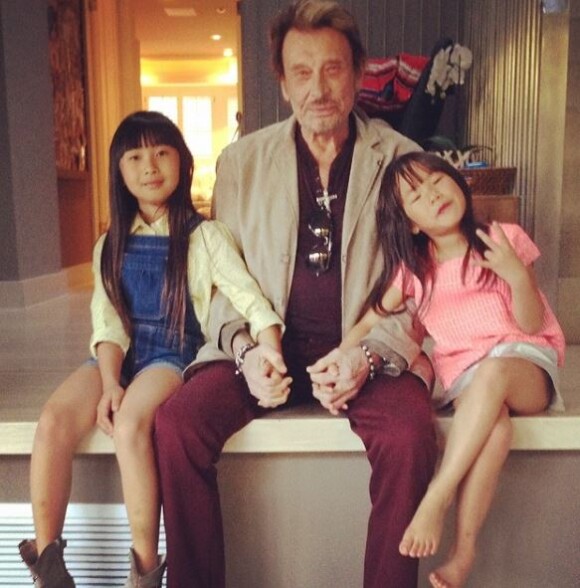 Johnny Hallyday avec ses filles Jade et Joy sur Instagram, le 14 avril 2014.