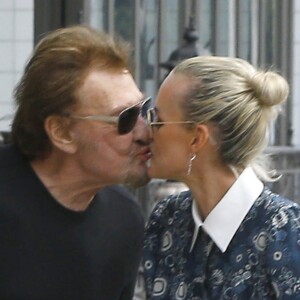 Johnny Hallyday avec sa femme Laeticia, leurs enfants Jade et Joy, Elyette (la grand-mère de Laeticia), Françoise Thibaud (la mère de Laeticia) avec son compagnon Pierre et leurs amis, vont déjeuner au restaurant "Cecconi's" à West Hollywood, pour célébrer leur anniversaire de mariage. A l'arrivée au restaurant Johnny est reparti avec le beau-père de Laeticia, Pierre, pour faire un peu de shopping, puis est revenu peu de temps après avec un grand sac en bandoulière, un cadeau pour sa femme.