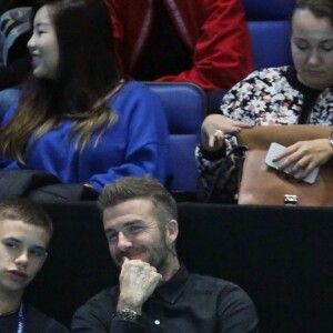 David Beckham et son fils Romeo assistent à la finale du Master de tennis de double à Londres, le 18 novembre 2018.