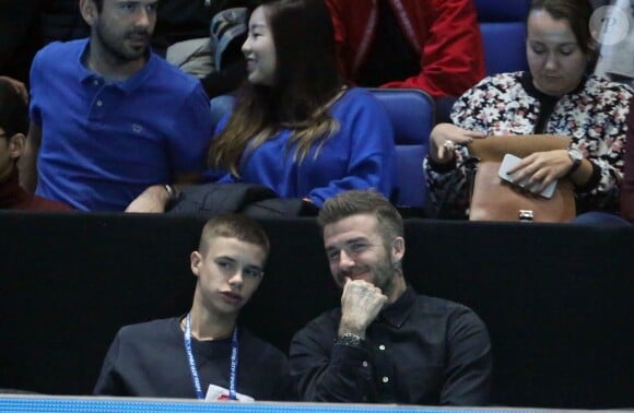 David Beckham et son fils Romeo assistent à la finale du Master de tennis de double à Londres, le 18 novembre 2018.