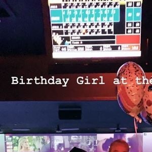 Laeticia Hallyday a passé sa soirée d'anniversaire (44 ans) dans un bowling de Los Angeles. Instagram, le 18 mars 2017.