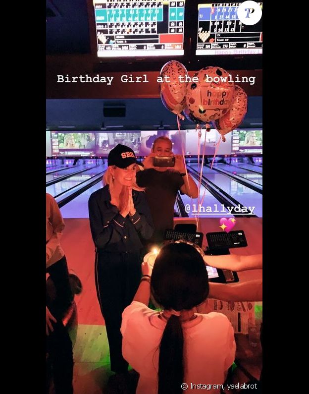 Laeticia Hallyday a passé sa soirée d'anniversaire (44 ans) dans un bowling de Los Angeles. Instagram, le 18 mars 2017.