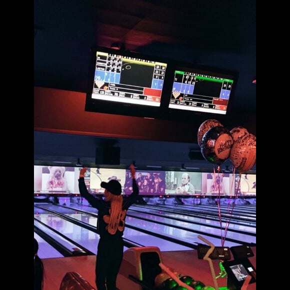 Laeticia Hallyday a passé sa soirée d'anniversaire (44 ans) dans un bowling de Los Angeles. Instagram, le 18 mars 2017.