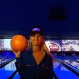 Laeticia Hallyday a passé sa soirée d'anniversaire (44 ans) dans un bowling de Los Angeles. Instagram, le 18 mars 2017.