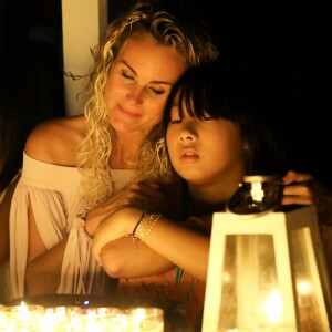 Laeticia Hallyday et sa fille Jade - Veillée au cimetière de Lorient, pour le premier anniversaire de la mort de Johnny Hallyday, à Saint-Barthélemy. Le 5 décembre 2018 © Dominique Jacovides / Bestimage